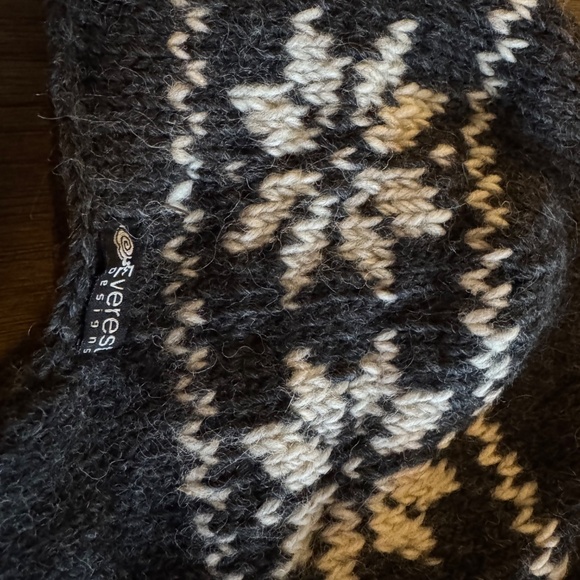 Kids winter snow hat - hand made in Nepal - Picture 4 of 5